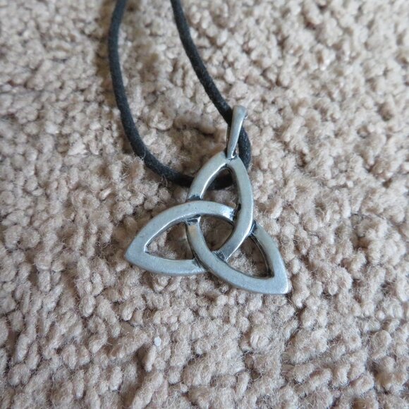 Celtic Knot Silver Pendant Adjustable Necklace - Picture 4 of 4
